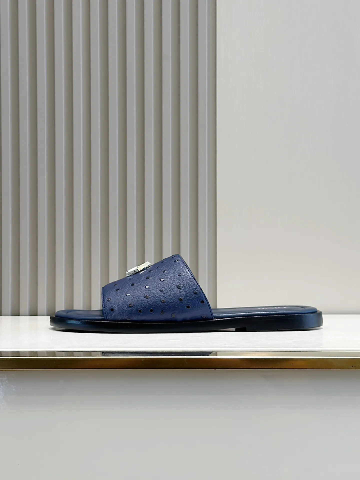 P320 [DIOR] Size 39-44 (38.45 custom-made) 2024ss Dior’s latest men’s slippers are a must-have. Dior Alias ​​Men's Genuine Leather Slippers This summer new Alias ​​sandal embodies a casual and elegant style. Carefully crafted from grained cow leather and Oblique printed fabric, with cowhide lining! Cross-strap design with metal-clad brass CD Diamond logo. The imported cowhide leather and rubber sole adds sophistication and comfort, while Oblique print-effect anti-slip panels add style.